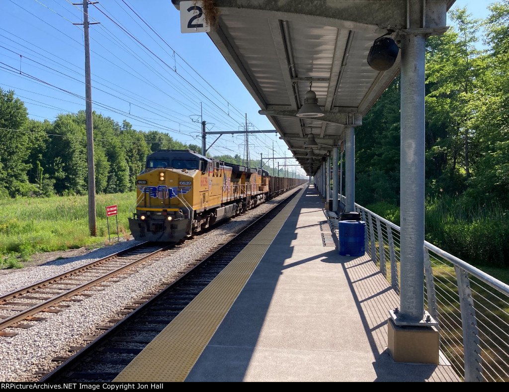 UP 6639 & 6590 roll NIPSCO empties east through the Dune Park station